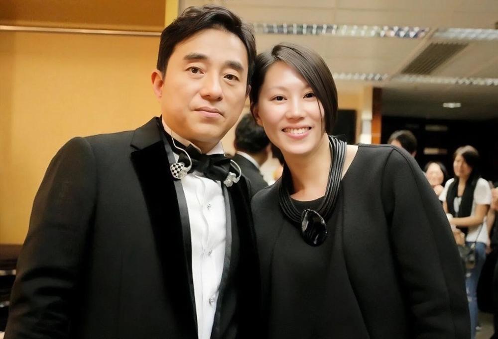 郑裕玲前任宣布复出!明年开演唱会,老来得女,一家三口很幸福