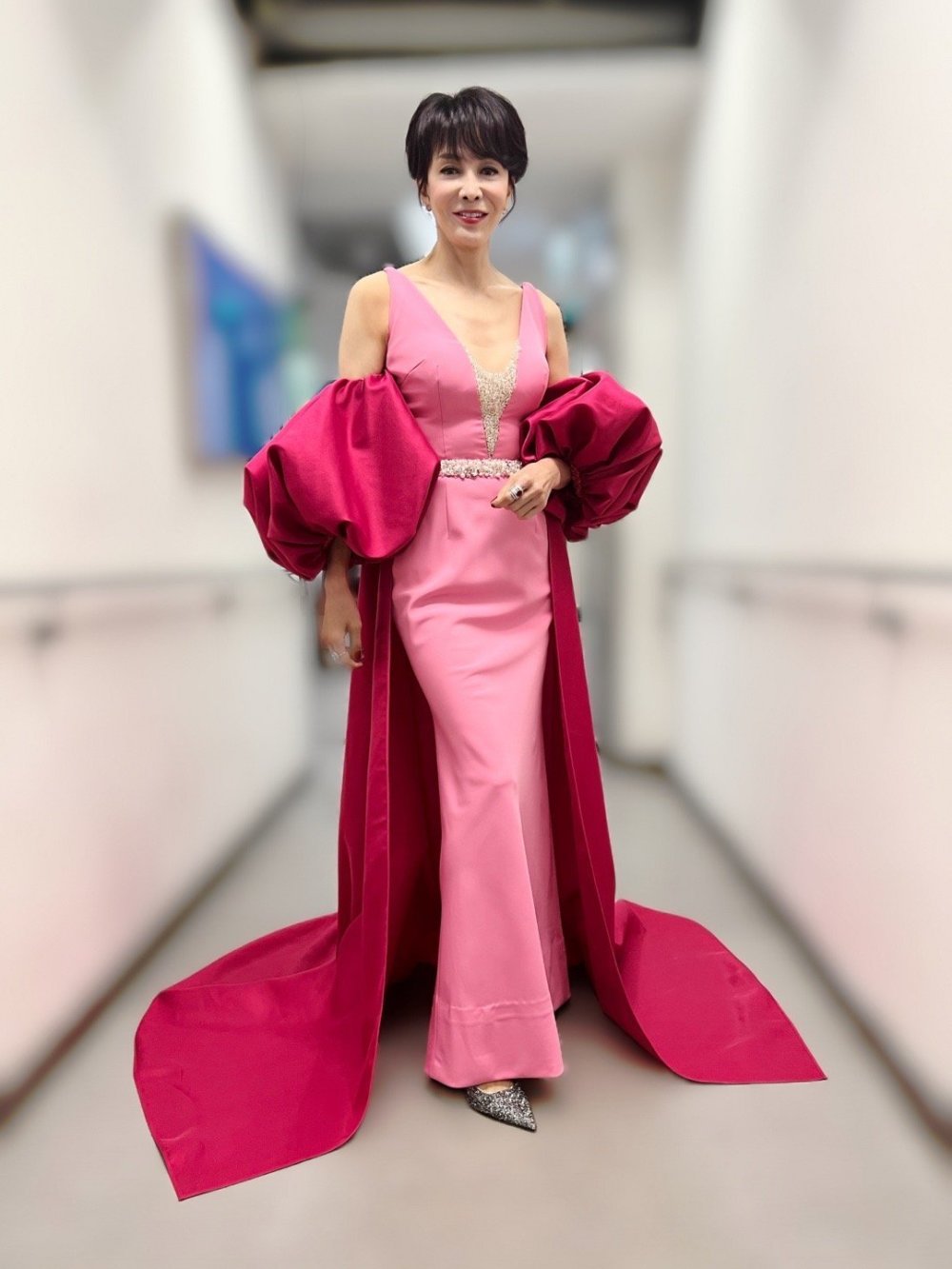 郑裕玲前任宣布复出!明年开演唱会,老来得女,一家三口很幸福