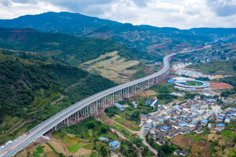 沿江高速先期通车段梁板全部架设完成