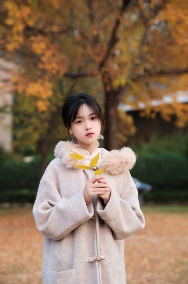 一起凝结为霜把诗意写进信纸挂在博雅塔的塔尖让它代为歌唱:顺颂秋祺