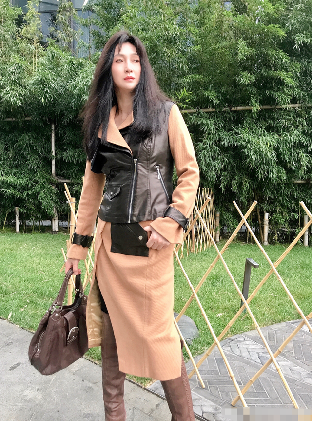 当天露面的林芳兵打扮新潮,穿着一件黑色皮衣搭配棕色长靴,双腿修长