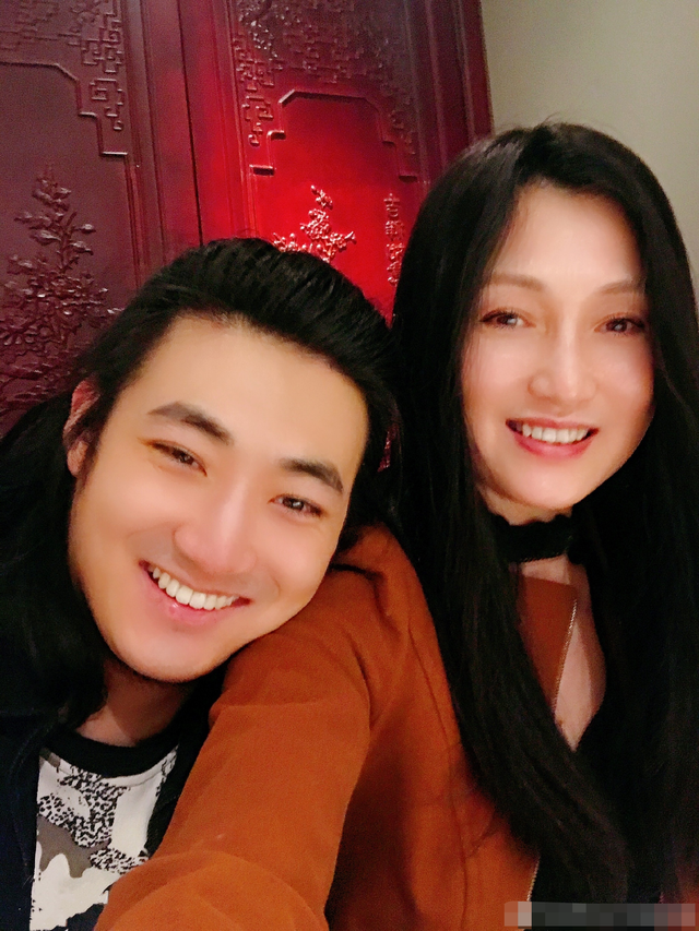 "最美杨贵妃"林芳兵复出,穿皮衣长靴不见老,与儿子拍戏似姐弟