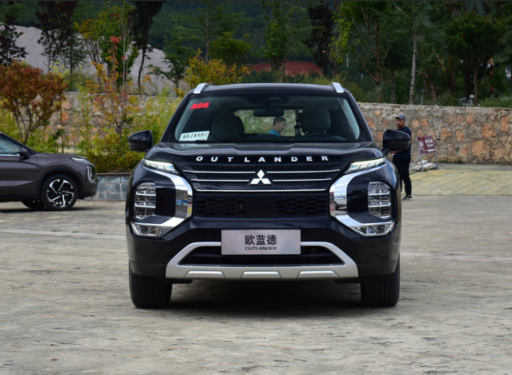 新三菱欧蓝德来了,尺寸比老版本大了一圈,配混合动力系统