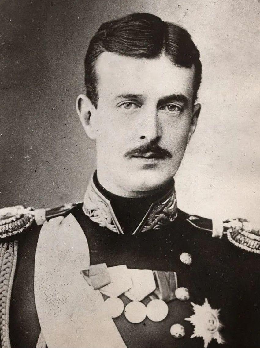 基里尔是沙皇继承人,为何他在宫殿挂红旗,宣布效忠临时政府_腾讯新闻