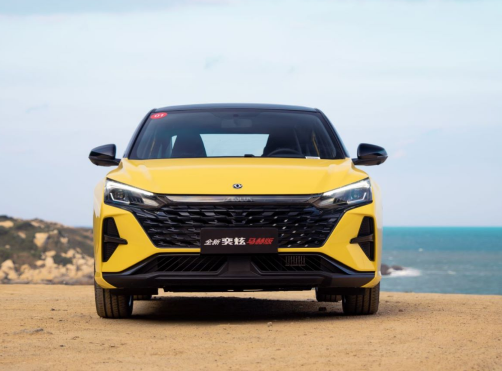 试驾风神奕炫马赫版,年轻人的第一辆轿跑是如何炼成的?_腾讯新闻