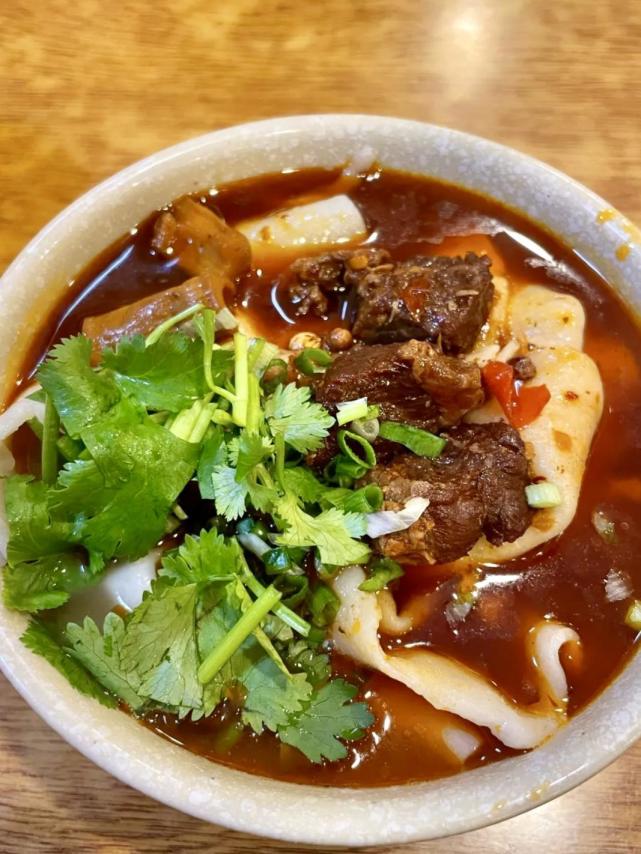 成都特色"铺盖面",从街边小馆到米其林上榜餐厅,情怀与味道并存!