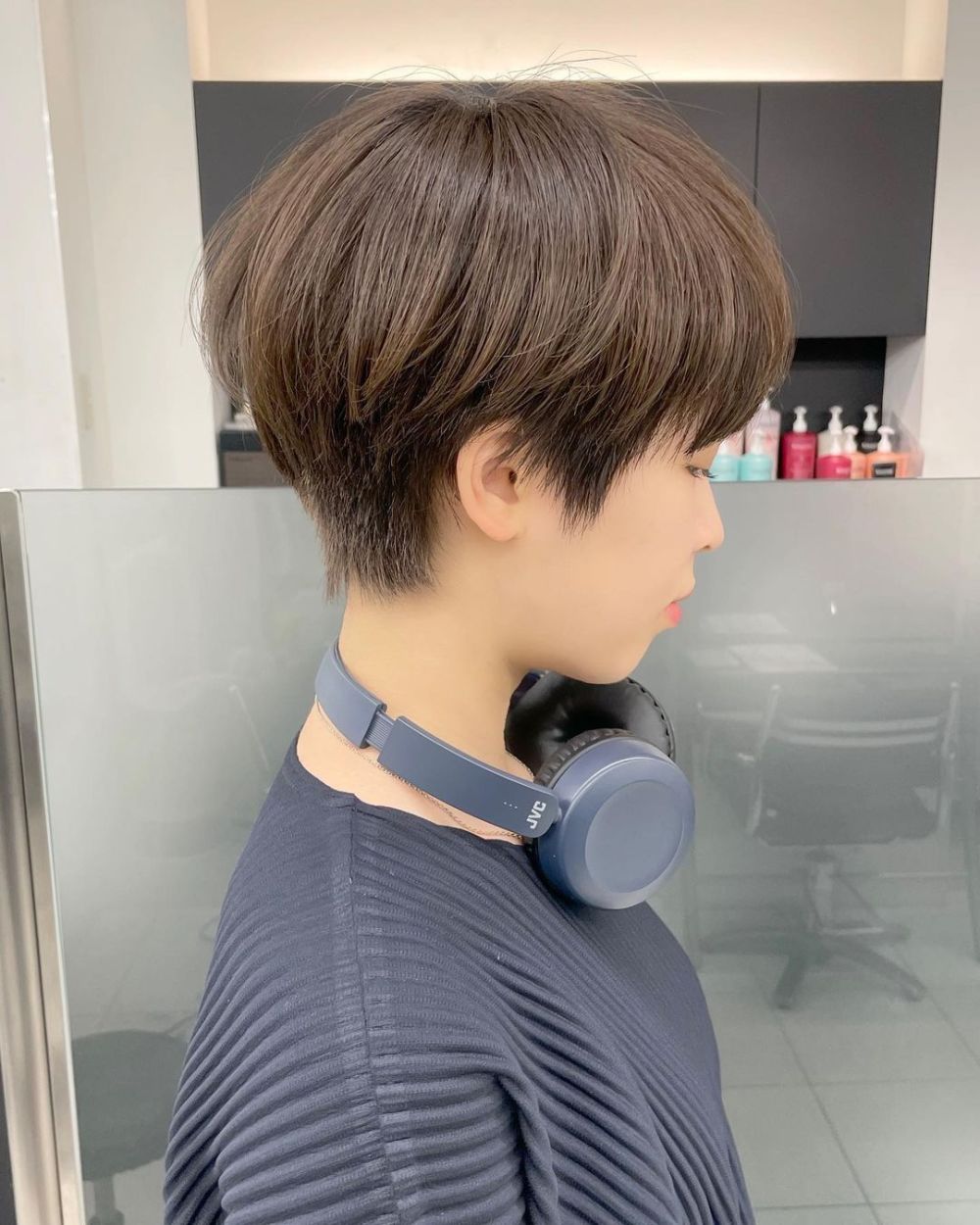 露耳短碎发,想必大家都比较常见,露出耳朵干净又利落,长长的鬓角很