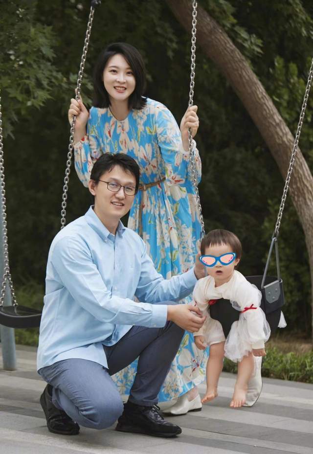 奥运冠军惠若琪和老公一起遛娃,老公扮演恐龙逗女儿,一家三口好温馨
