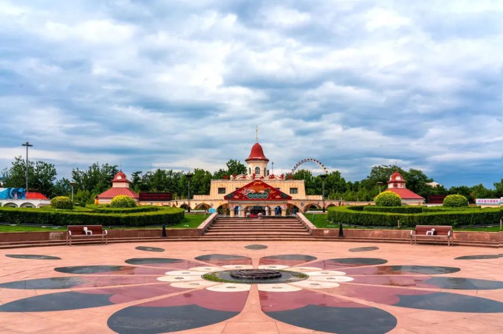 北京/李彩榮▲石景山文化中心/於福洲▲雨中的八角雕塑公園/吳福來