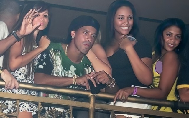 大罗开豪车晒照,资产高达40亿,小罗穷困潦倒-腾讯新闻