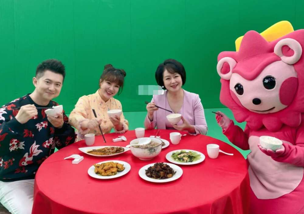 央视主持人鞠萍录节目!