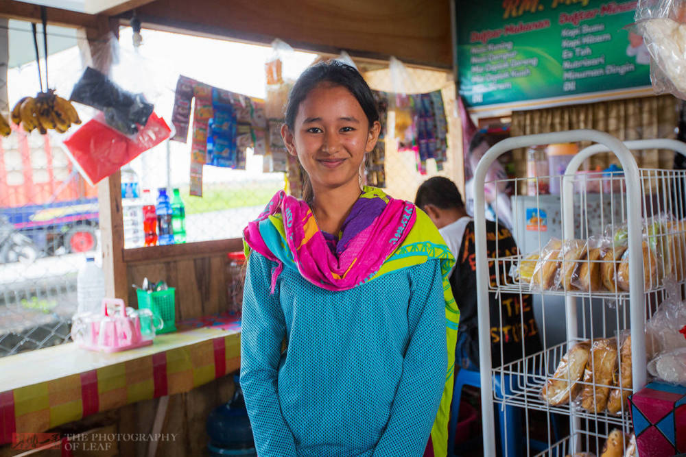 印尼女孩的人生:住在简陋的小屋子,不出门不上学生活十分简单_腾讯