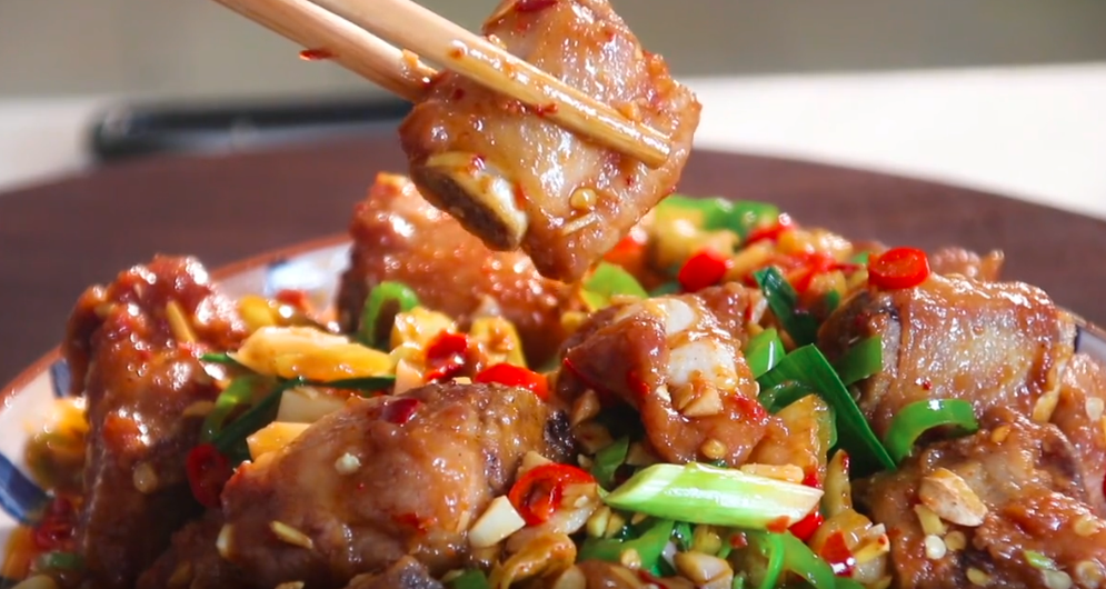 湘妹子教你做小炒排骨,排骨的经典做法,鲜香味美,好吃又入味_腾讯新闻