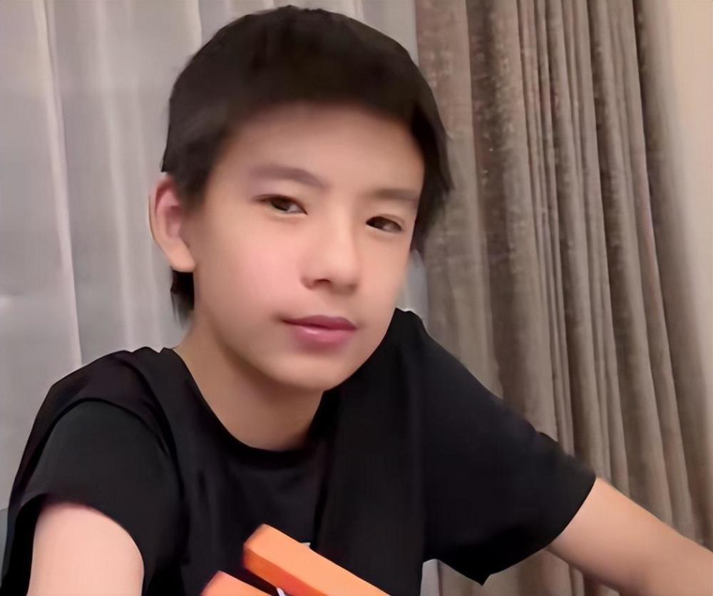 董洁儿子近照曝光,13岁顶顶五官似杨洋,帅气消瘦双腿细直_腾讯新闻