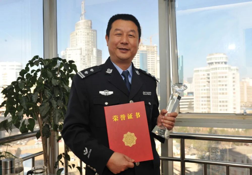 昆明警方警察故事|在警营里当了22年记者是种什么体验?_腾讯新闻