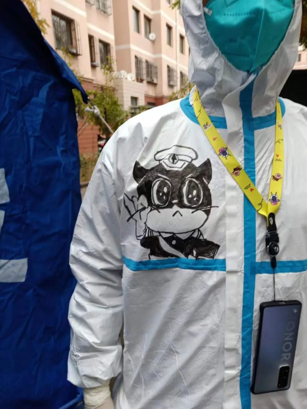 高大的身材紧紧地裹在画有卡通图案的防护服下,不禁莞尔一