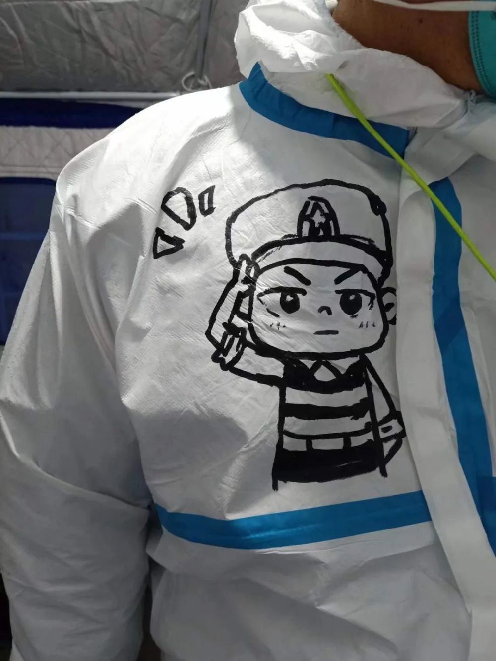 防疫你我他丨防护服上画漫画 太治愈_腾讯新闻