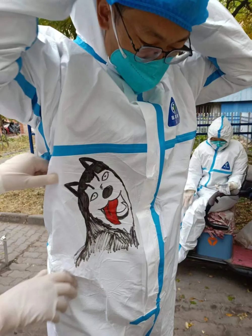 防疫你我他丨防护服上画漫画 太治愈_腾讯新闻
