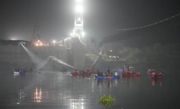 重开仅5天，印度吊桥突然倒塌，500人掉入河中，海陆空军紧急出动