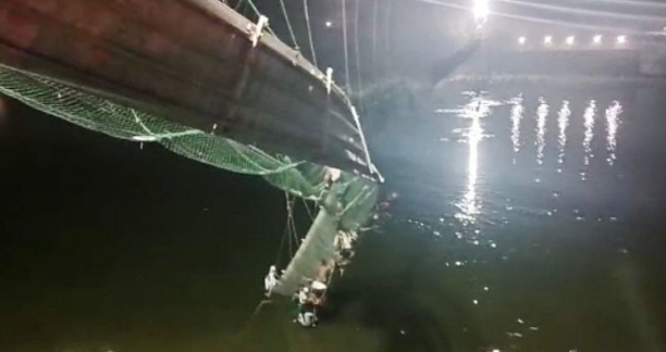 重开仅5天，印度吊桥突然倒塌，500人掉入河中，海陆空军紧急出动