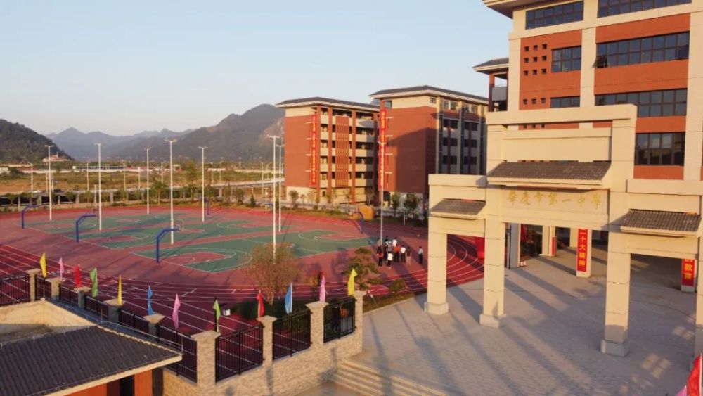 肇庆市第一中学江滨校区初中部内部环境曝光!_腾讯新闻