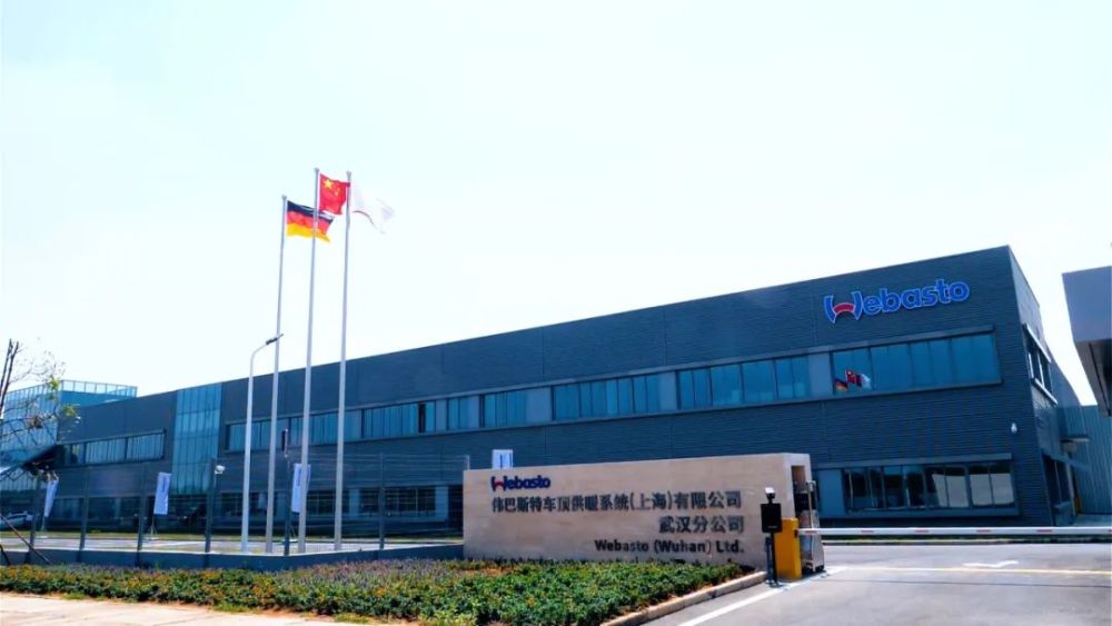 伟巴斯特伟巴斯特车间机器人与工作人员分工合作.