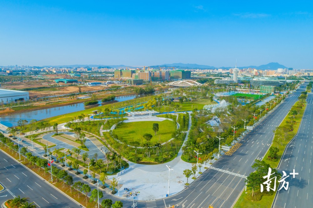 文體公園濱海灣文體公園地處交椅灣板塊的核心區域,正北邊是青創廣場