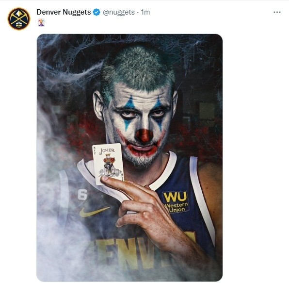 joker～掘金官推晒约基奇万圣节小丑手持mvp扑克照