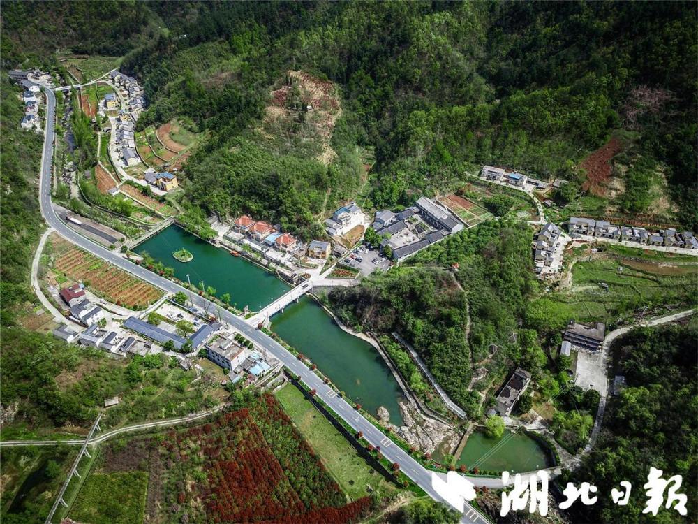 十堰市张湾区西沟乡:美丽乡村映金秋_腾讯新闻