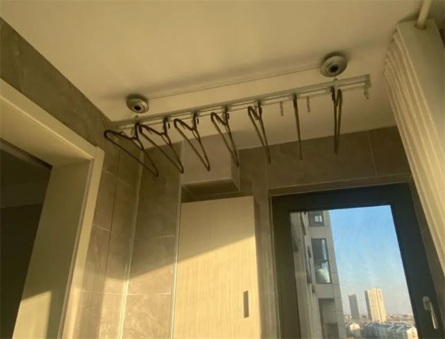 若再装房阳台晾衣架一定这样侧装省空间又实用