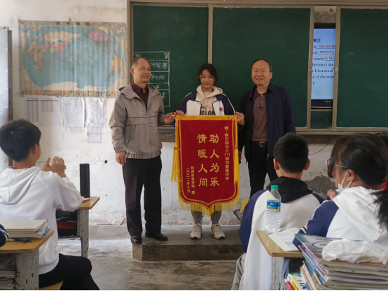 临川四中一学生救助受伤老人 家属登门感谢_腾讯新闻