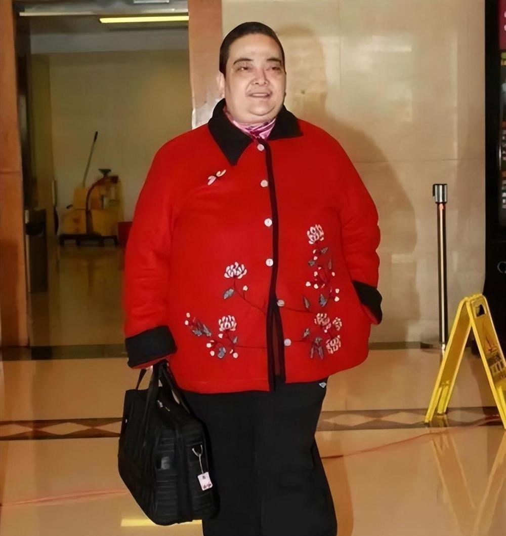 赌王最丑的女儿何超雄:把亲姐告上法庭,独自抚养哥哥的两个遗孤_腾讯