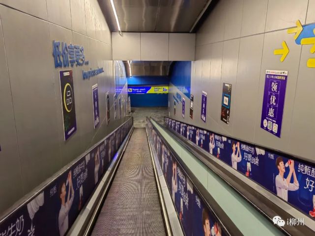 搭乘扶梯进入步步高商场负一楼,小吃街,超市还在正常营业,而通往地下