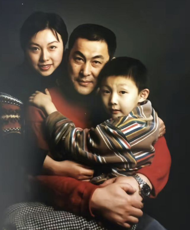 66岁陆树铭心梗病逝,半个月前曾晒出全家福,公开妻子孕期珍贵合影