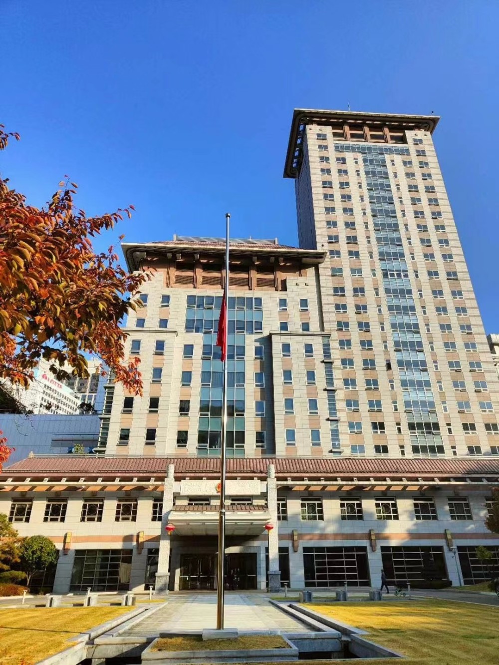 中国驻韩国大使馆为梨泰院事故遇难者降半旗志哀_腾讯新闻