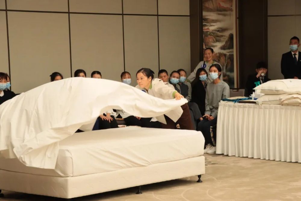 宴会摆台客房铺床有多讲究快看