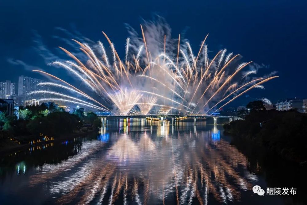 烟花璀璨时祈愿春天