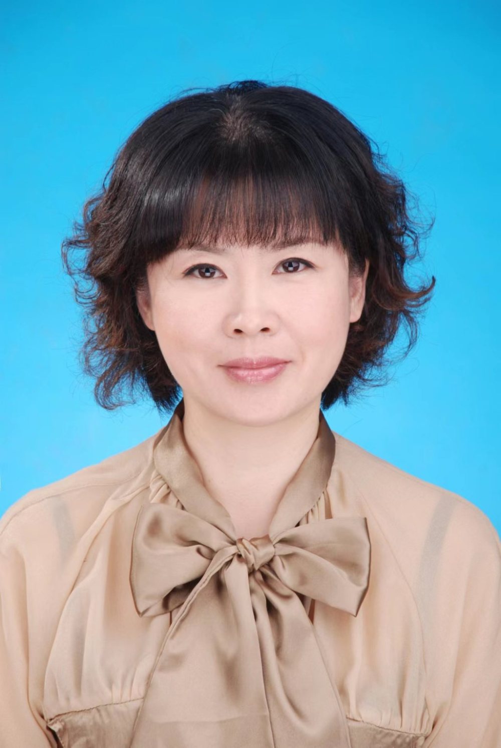 王铁英青岛市第六人民医院中医理疗科副主任护师,曾任山东省针灸学会