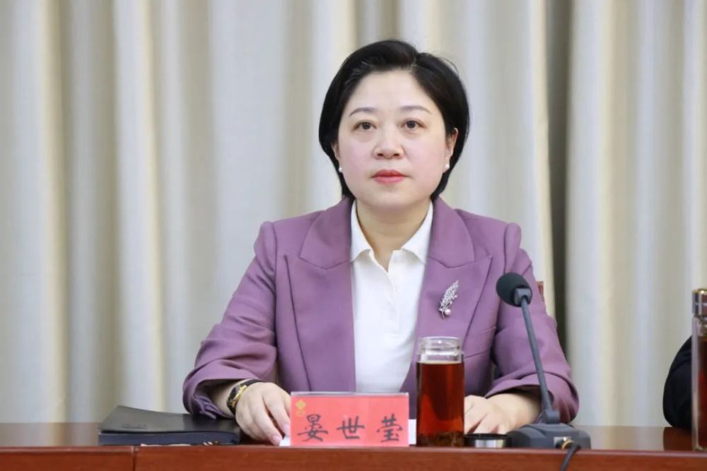 晏世莹在主持会议时指出,要认真贯彻落实本次会议精神,抓住重点,迅速