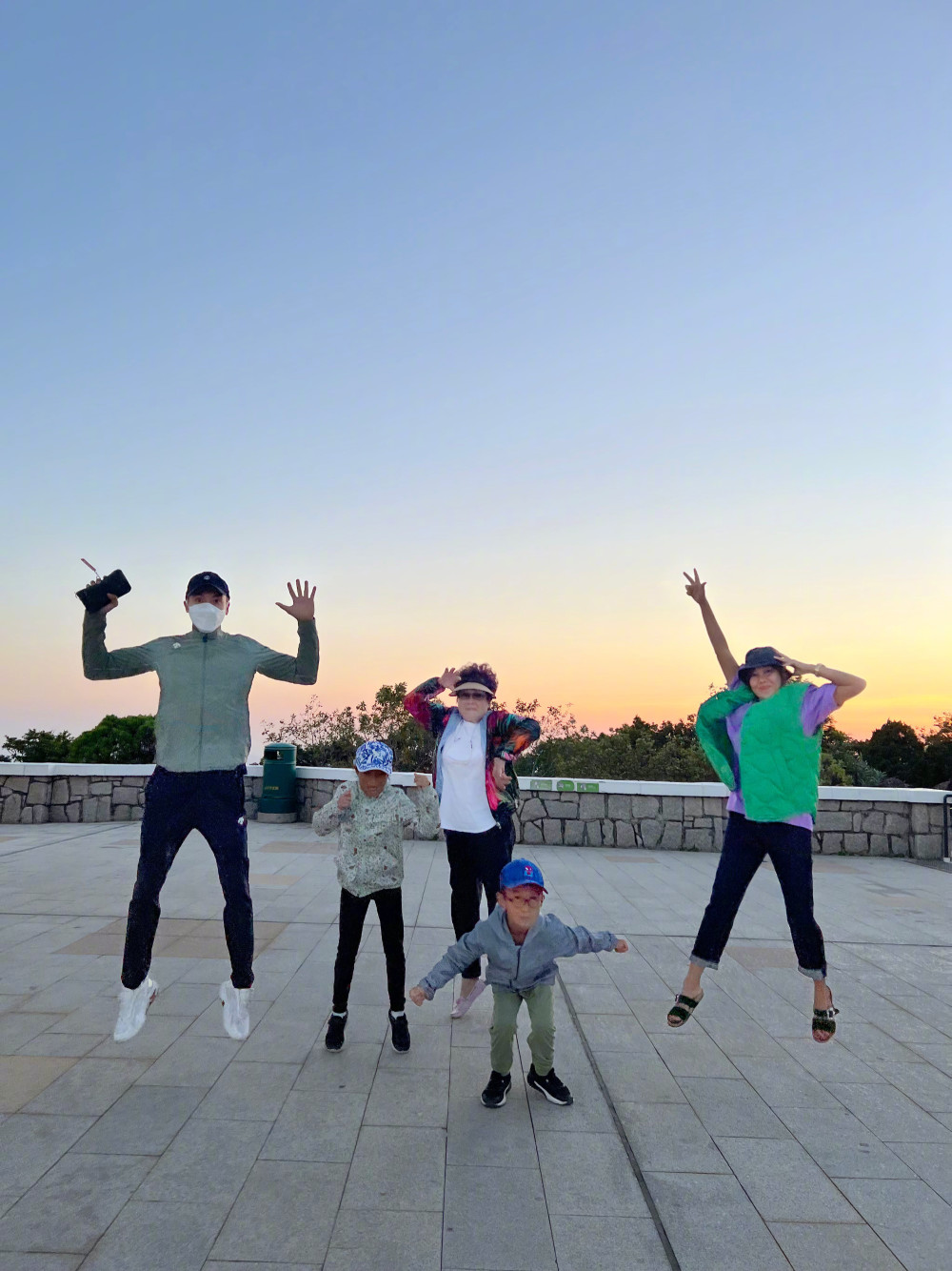 陈伟霆晒与家人旅游合照,很是温馨插图2