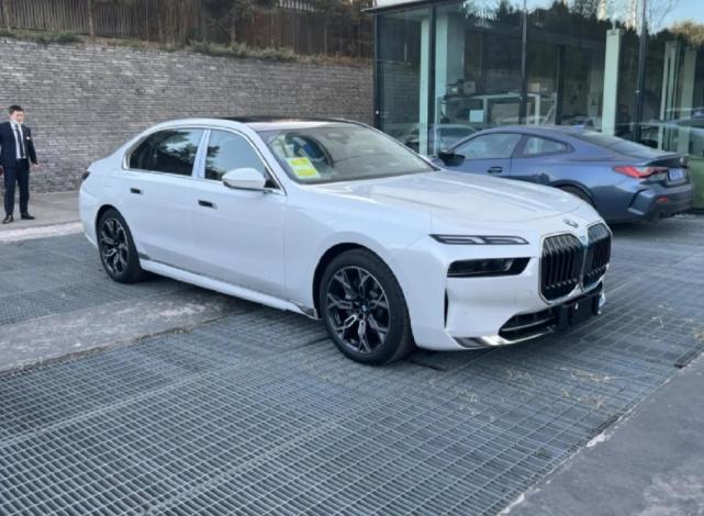 白色气质截然不同,全新一代宝马7系最新到店实拍图曝光_腾讯新闻