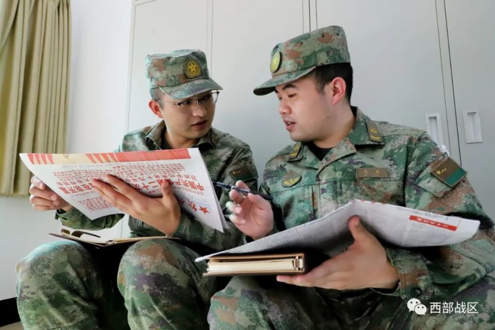 武智立,门吉庆,黄发军▲展开讨论交流▲学习会议公报94011部队作者