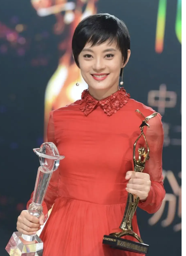 飞天奖孙俪成最大看点!红毯脖子粗状态差,输给热依扎台下痛哭