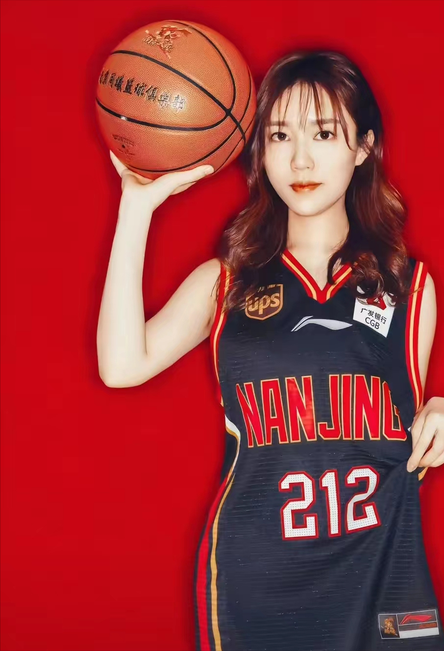 同曦男篮老板娘!身穿定制球衣,高颜值身材佳,心系球队接地气
