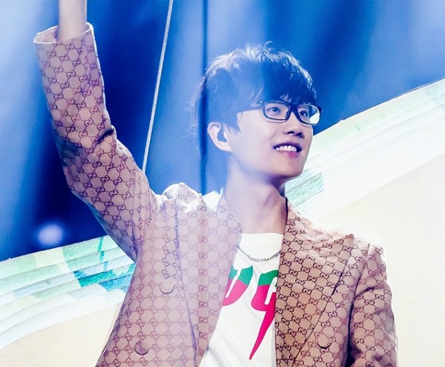 音乐鬼才许嵩恋情被曝光,与长腿女友牵手逛街,开豪车一同回小区