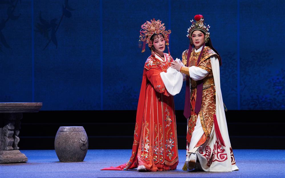 方亚芬,章瑞虹领衔《梅花魂》首演,牵动英国戏迷的心_腾讯新闻