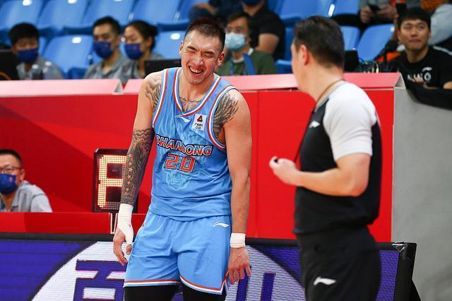 巩晓彬以前说过陶汉林有纹身,挡拆脚步慢.