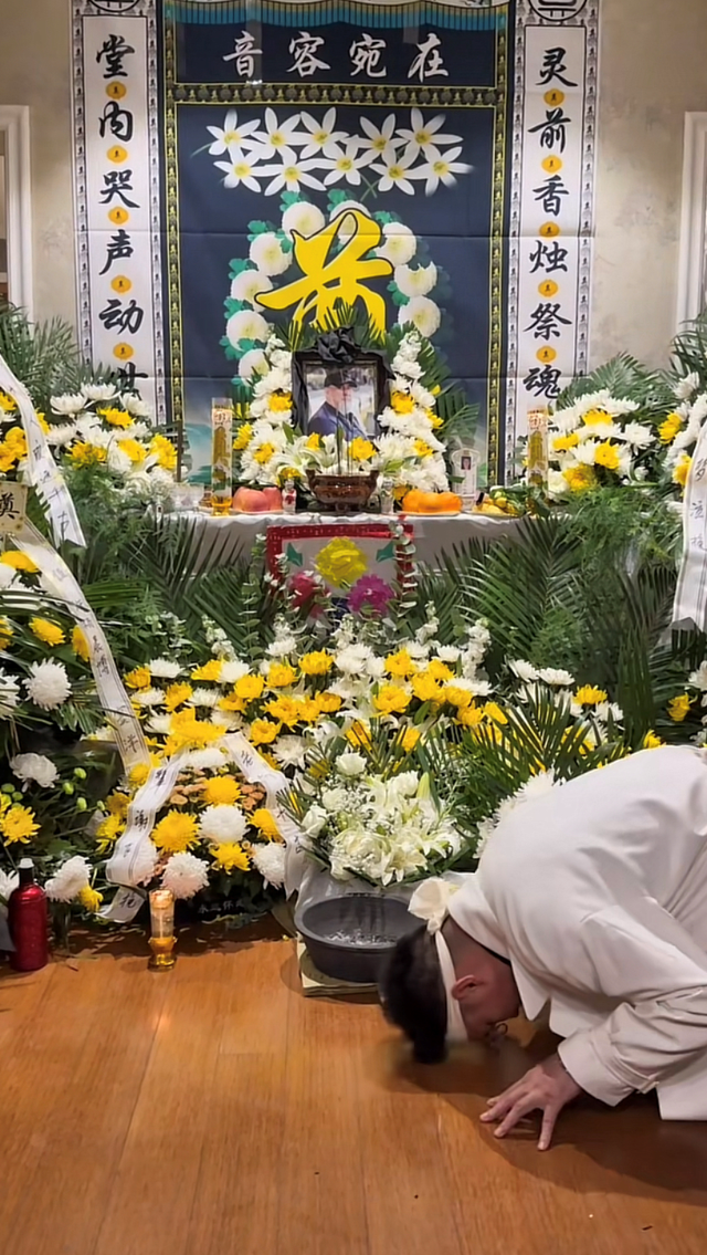 陆树铭灵堂曝光,鲜花包围儿子徒弟戴孝磕头,离世前看球激动昏迷