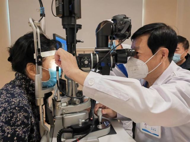 西安爱尔眼科医院成功开展白内障智能预装人工晶状体植入术