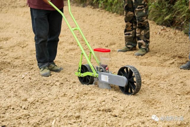 施肥机等新式农机,积极推广新农具新技术,让农业生产实现现代化发展